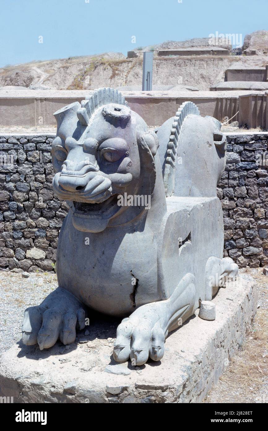 Persepolis, Iran - Hauptstadt des doppelten Löwenkopfes aus der Apadana (Audienz-Halle), die von Darius begonnen und von Xerxes beendet wurde und sich in den Ruinen der antiken Stadt Persepolis, der zeremoniellen Hauptstadt des Achämeniden-Reiches, in der Provinz Fars, Iran, befindet. Archivbild aus dem Jahr 1976 Stockfoto