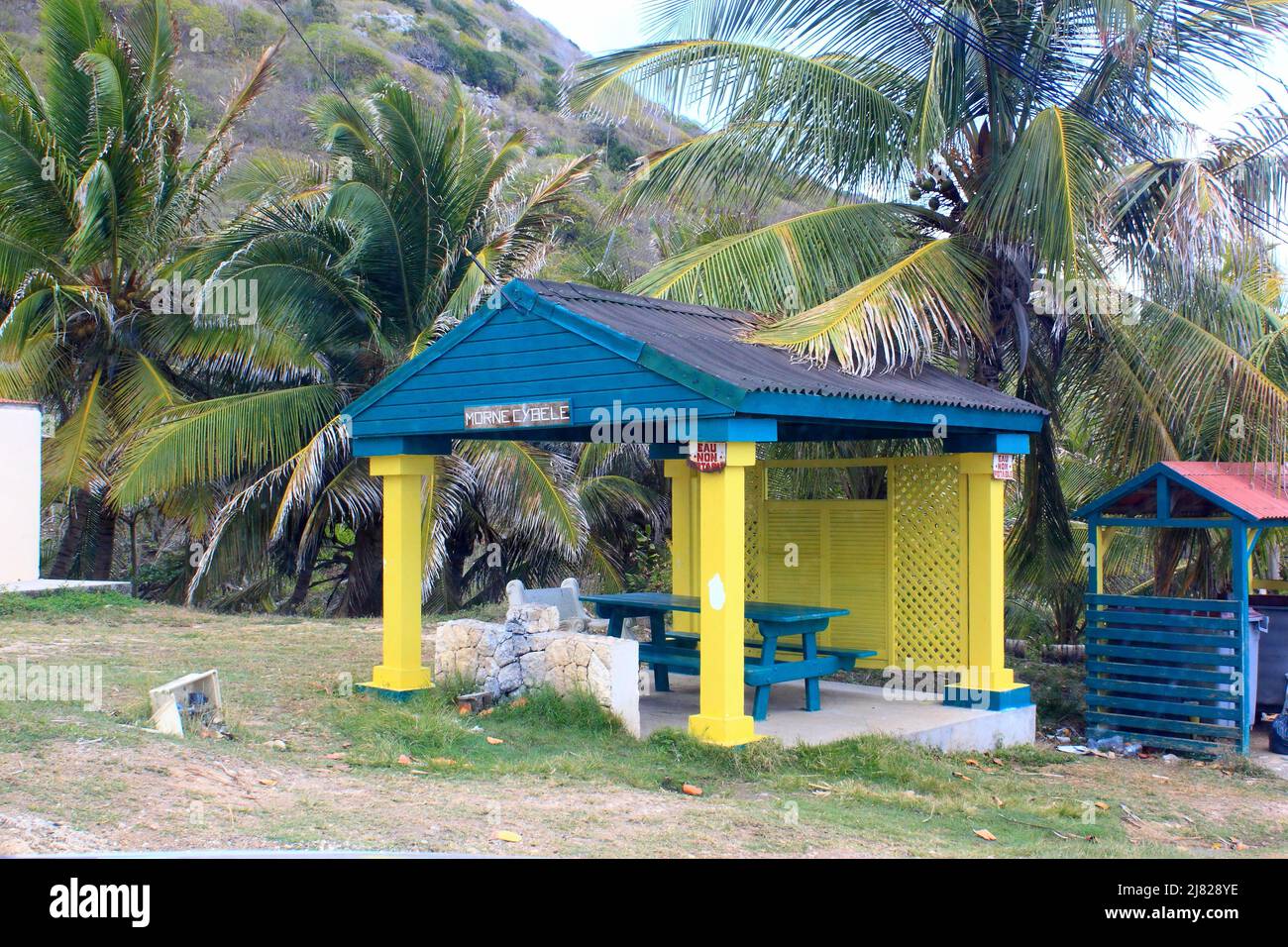 ABRIS bleu et jaune pour pic-nic sur l'île de La Désirade, Guadeloupe Stockfoto