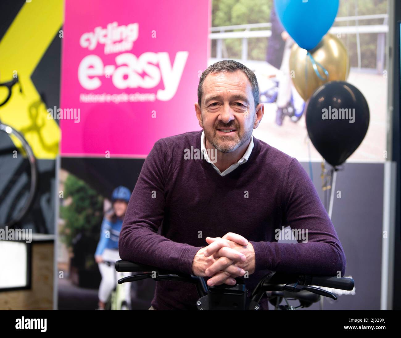 NUR FÜR REDAKTIONELLE VERWENDUNG Chris Boardman, Head of Active Travel England, im Evans Cycles Store im Cheetham Hill Retail Park in Manchester, ist Teil des Pilotprogramms „Cycling Made e-asy“ von Cycling UK, einem Programm, mit dem unterrepräsentierte Gemeinden und nicht-reguläre Radfahrer Elektrofahrräder frei nutzen können. Bilddatum: Donnerstag, 12. Mai 2022. Stockfoto