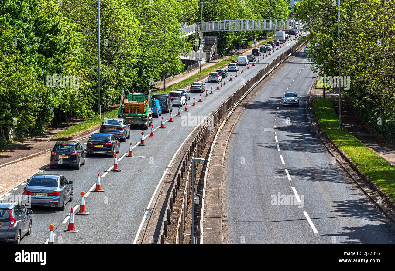 Lange Reihe von Fahrzeugen, die auf einer Seite der zweispurigen Fahrbahn feststecken, A41 in Apex Corner, Edgware Way, England, Großbritannien. Stockfoto