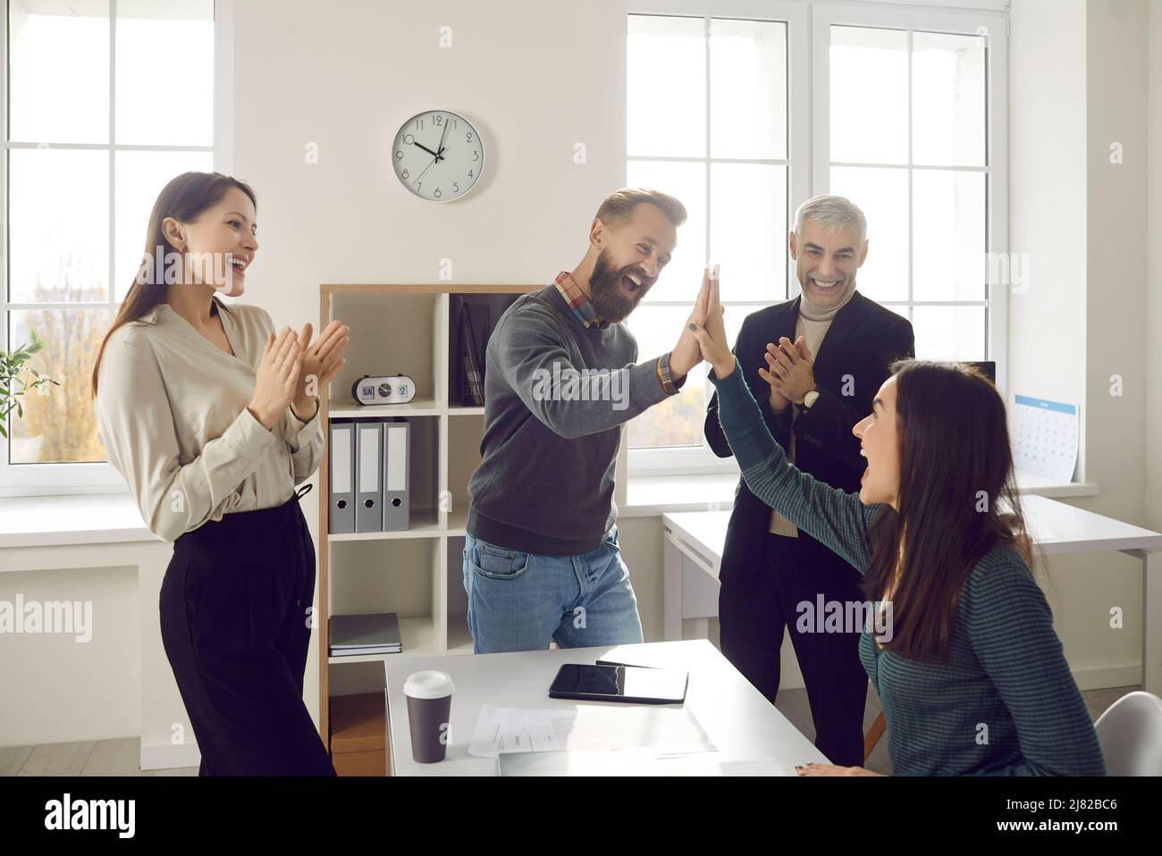 Glückliche Mitarbeiter geben hoch fünf feiern Erfolg Stockfoto