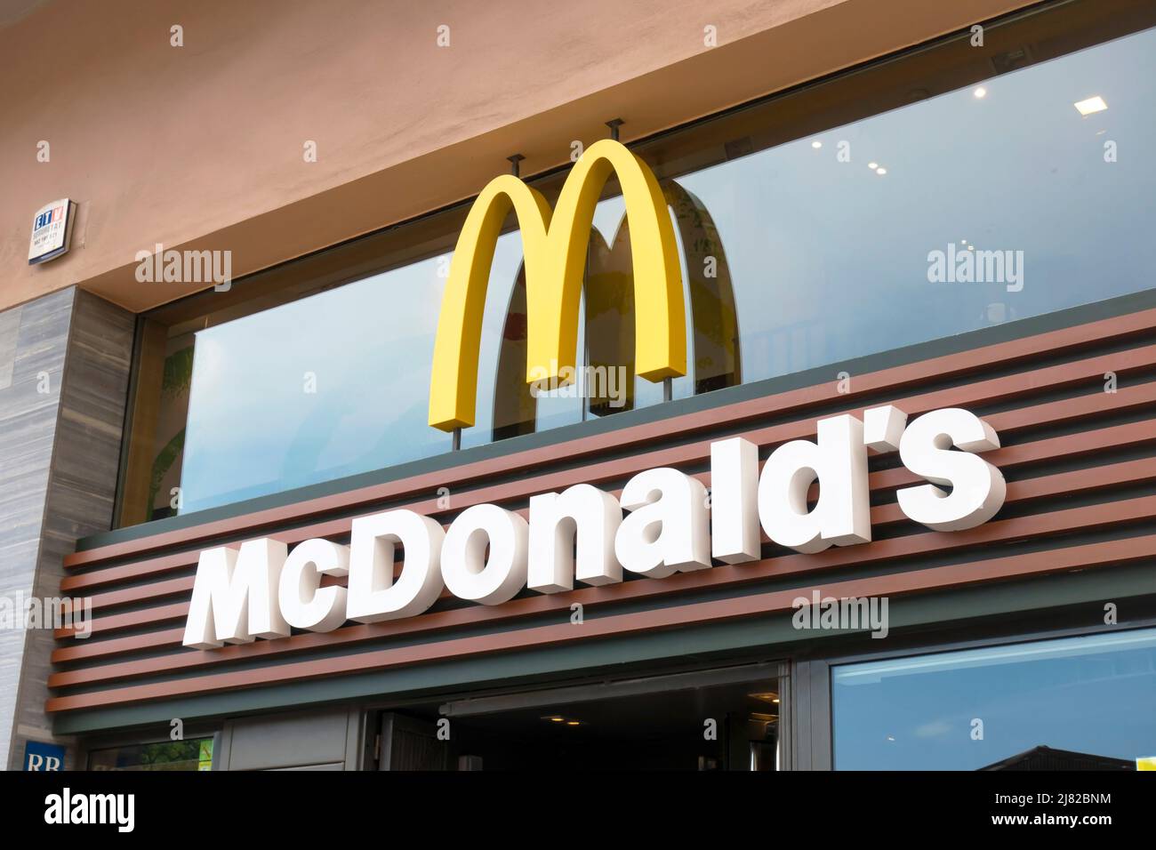 Barcelona, Spanien - 9. Mai 2022. McDonald's Restaurant Schild. McDonald's ist ein amerikanisches Fast-Food-Unternehmen Stockfoto