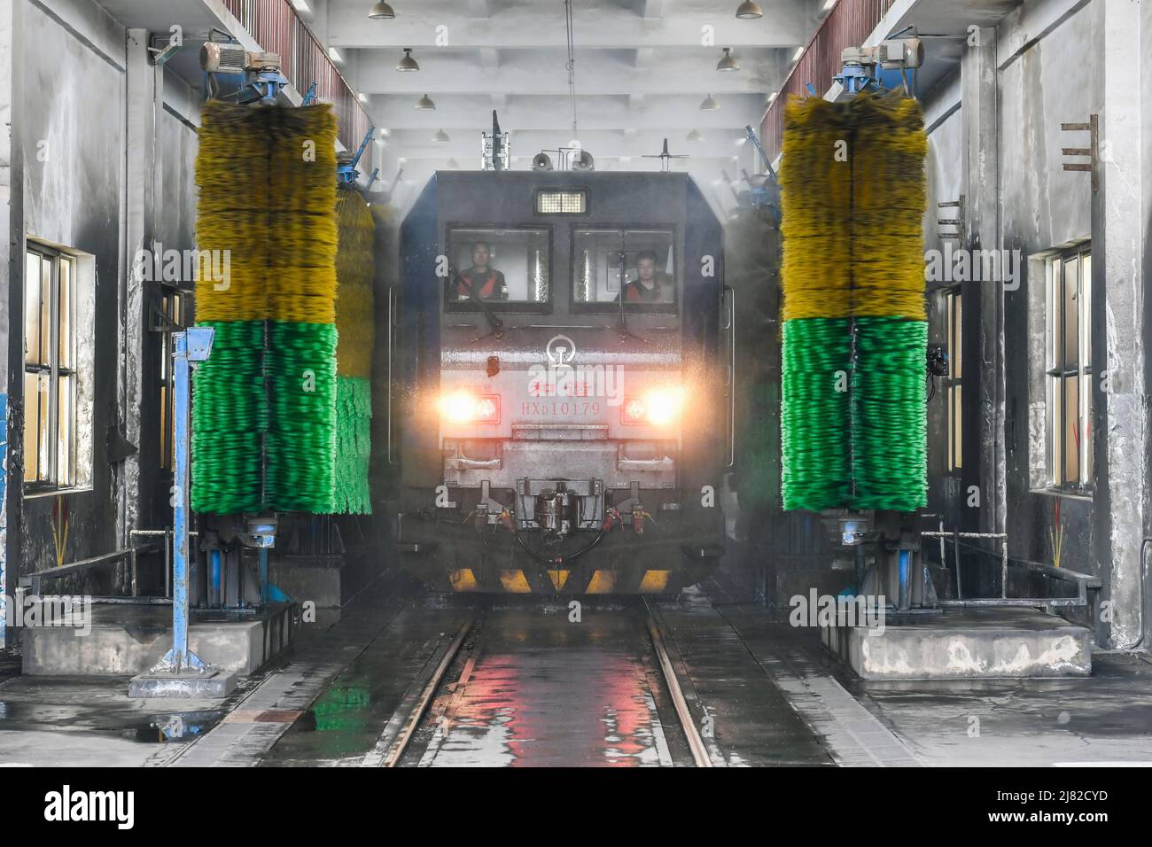 Datong, Chinas Provinz Shanxi. 12.. Mai 2022. Eine Lokomotive wird auf einem Stützpunkt in Datong, der nordchinesischen Provinz Shanxi, gereinigt, 12. Mai 2022. Um einen sicheren und reibungslosen Transport auf der Datong-Qinhuangdao Railway zu gewährleisten, führen die Mitarbeiter der China Railway Taiyuan Group Co., Ltd. Nach der Frachtlieferung regelmäßige Wartungsarbeiten an den Schwerlastzügen durch. Quelle: Cao Yang/Xinhua/Alamy Live News Stockfoto