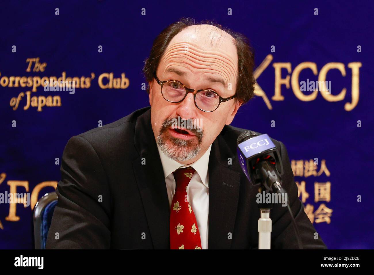 Bill Emmott, Vorsitzender der IISS-Treuhänder und Vorsitzender der Japan Society of the UK, spricht am 12. Mai 2022 bei einer Pressekonferenz im Foreign Correspondents' Club of Japan in Tokio, Japan. Die Gäste sprachen über die möglichen Folgen des russischen Krieges auf die Ukraine für Japan, das sich zum ersten Mal den harten Sanktionen des Westens gegen Russland angeschlossen hat. Quelle: Rodrigo Reyes Marin/AFLO/Alamy Live News Stockfoto