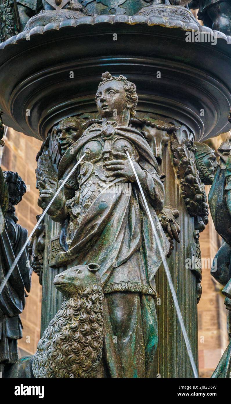 Große Nahaufnahme einer Bronzefigur mit einem Lamm aus dem berühmten Brunnen der Tugend, die die Tugend Geduld darstellt. Der Springbrunnen... Stockfoto