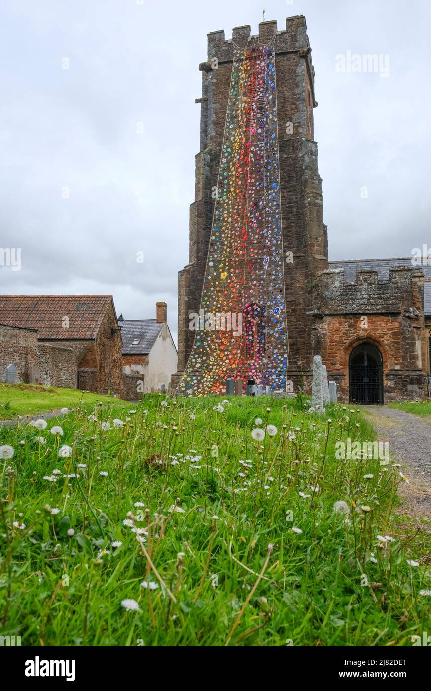 Stogumber, Somerset, Großbritannien. 12.. Mai 2022. Die Einheimischen haben den St. Mary's Church Turm in Stogumber mit einer Blumenkaskade geschmückt, um das Queens Platinum Jubiläum zu feiern. Kredit: JMF Nachrichten/Alamy Live Nachrichten Stockfoto