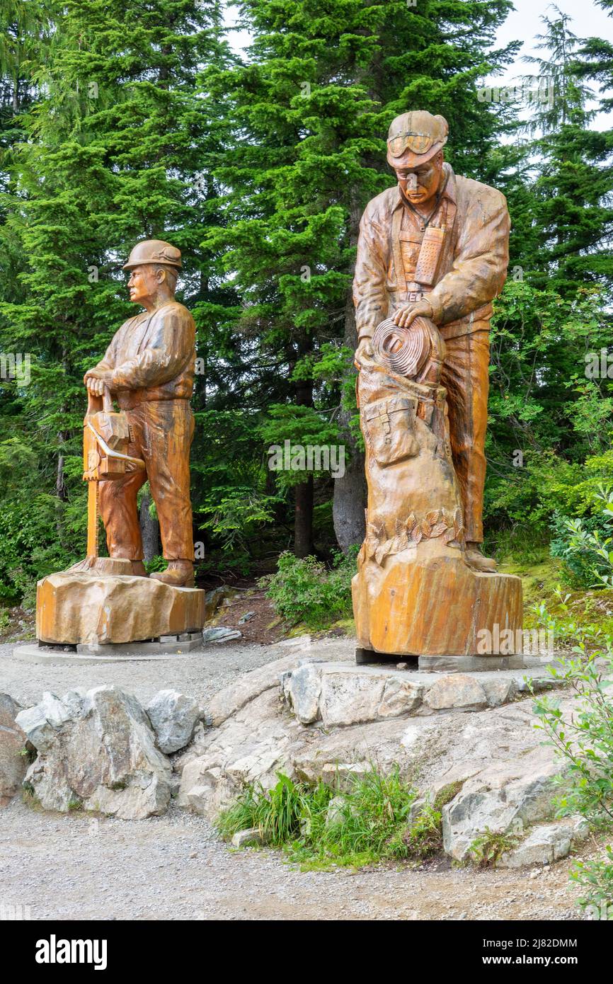 Alte Baumstämme, die von Glenn Greensides zu Holzskulptur gemacht wurden, genannt "Tribute to the Forest", auf Grouse Mountain, Vancouver, British Columb Stockfoto