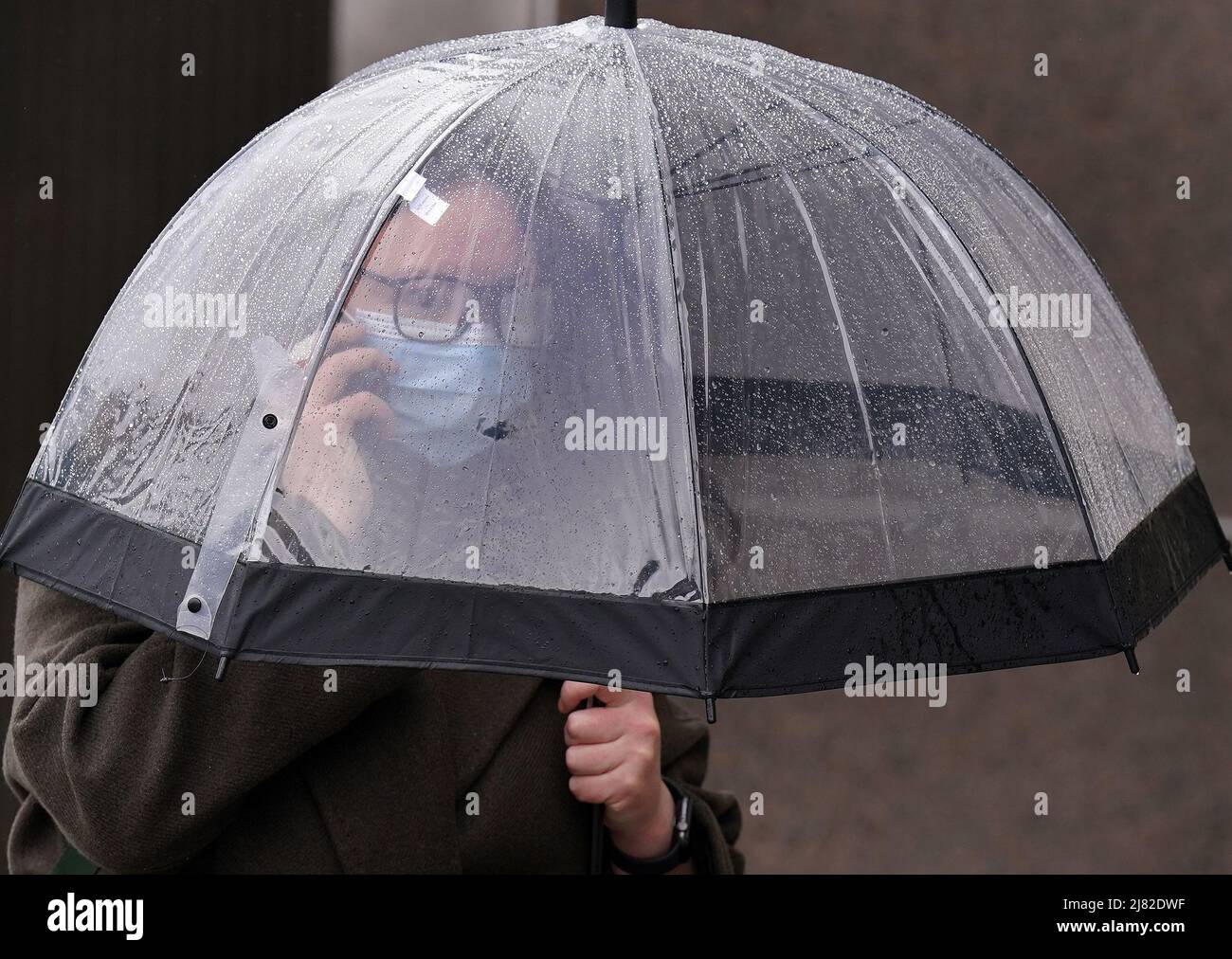 Zuvor unveröffentlichtes Foto, aufgenommen am 6/5/2022 von Natalie McGarry bei der Ankunft am Glasgow Sheriff Court. Die Jury hat sich zurückgezogen, um ihr Urteil im Prozess gegen den ehemaligen SNP-Abgeordneten zu prüfen, der beschuldigt wird, mehr als £25.000 von zwei Unabhängigkeitsgruppen unterschlagen zu haben. McGarry, 40, wird beschuldigt, zwischen dem 26. April 2013 und dem 30. November 2015 als Schatzmeisterin von Women for Independence £21.000 unterschlagen zu haben. Die ehemalige Abgeordnete aus Glasgow East wird auch beschuldigt, zwischen dem 9. April 2014 und dem 10. August 2015 £4.661 Personen aufgenommen zu haben, als sie Schatzmeisterin, Sekretärin und Einberufung der Glasgow Regional Association der SNP war. Ausgabedatum: Donnerstag Mai Stockfoto