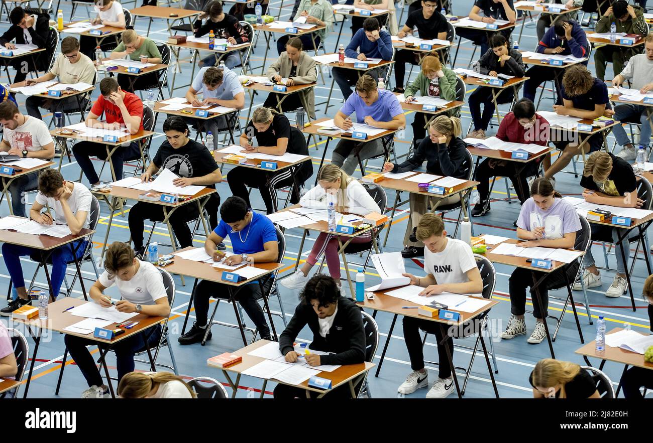 2022-05-12 13:32:26 DEN HAAG - graduierende Kursteilnehmer während ihrer Prüfungen an einer weiterführenden Schule. Aufgrund der Corona-Krise finden die Prüfungen in modifizierter Form statt. Aufgrund der Corona dürfen die Schüler in diesem Schuljahr auch einen zusätzlichen Widerstand leisten und ihre Prüfungen über zwei Zeiträume verteilen. KOEN VAN WEEL niederlande Out - belgien Out Stockfoto