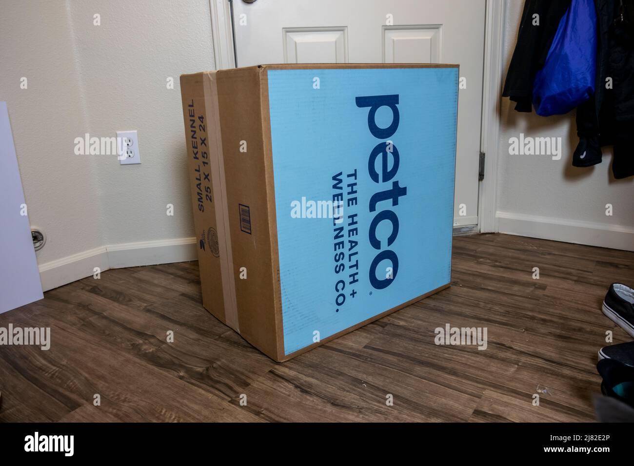 Seattle, WA USA - ca. April 2022: Schräge Ansicht eines großen Lieferpakets aus dem Jahr Petco.com in der Eingangstür eines Hauses. Stockfoto