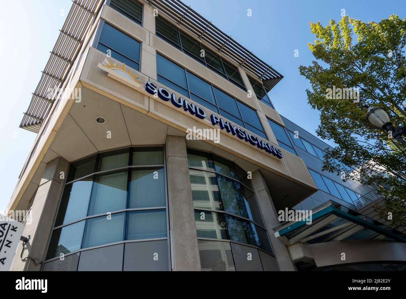 Tacoma, WA USA - ca. August 2021: Blick aus der Nähe zum Eingang des Sound Physicians-Gebäudes in der Innenstadt. Stockfoto