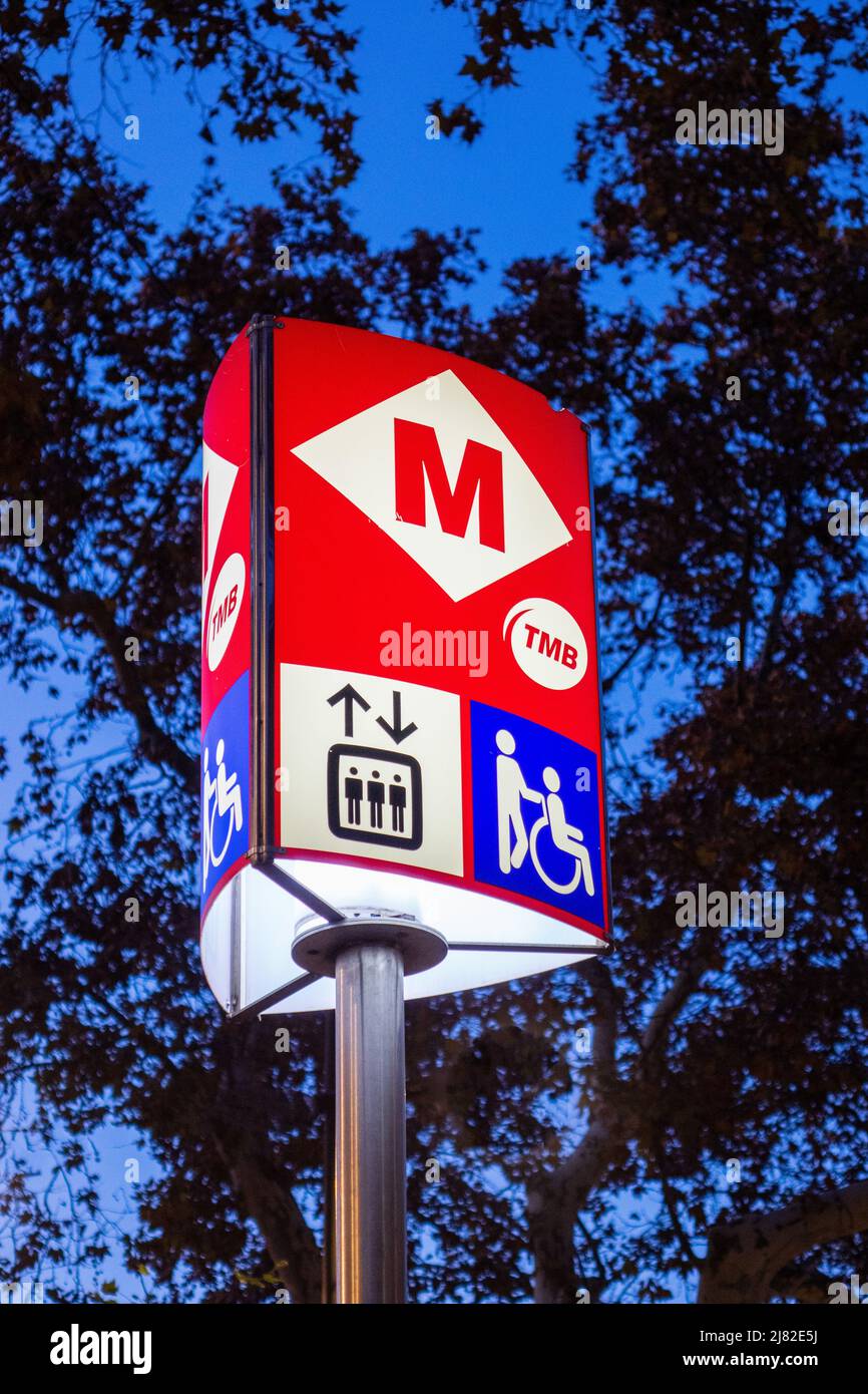 Beleuchtetes Barcelona Metro-Schild Bei Nacht Barcelona Spanien Stockfoto