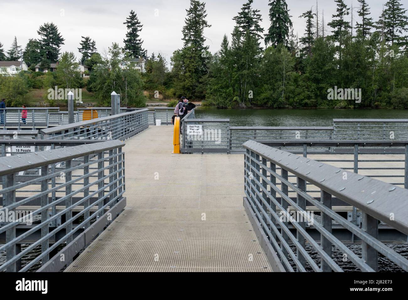 Tacoma, WA USA - ca. August 2021: Blick auf Menschen, die Zeit im Wapato Park im Stadtzentrum von Tacoma verbringen Stockfoto