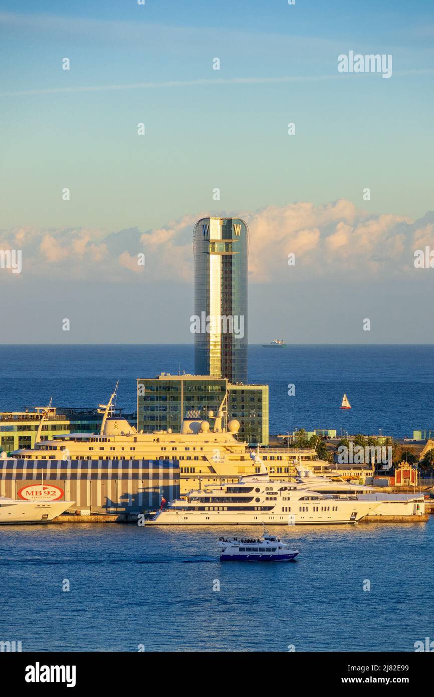 W Hotel Barcelona im Besitz von Marriott Hotels und Al Said Luxury Super Yacht vor Barcelona Spanien 26. November 2017 Stockfoto