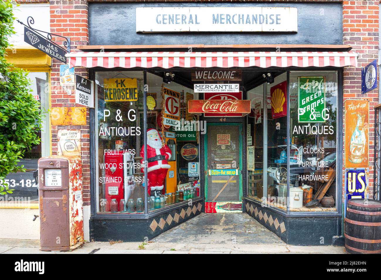 General merchandise store -Fotos und -Bildmaterial in hoher Auflösung –  Alamy