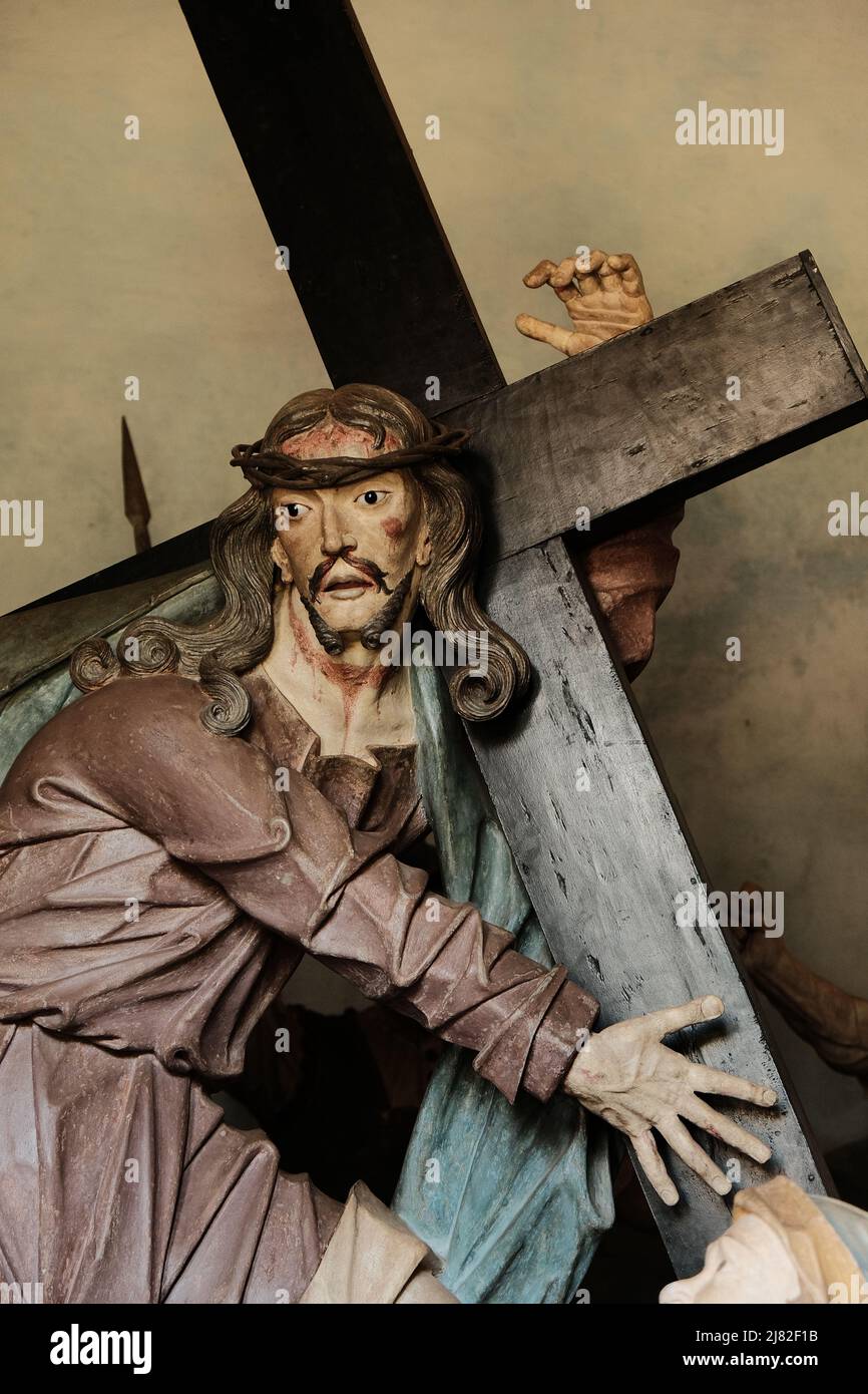 Christus trägt das Kreuz, Skulptur von Antônio Francisco Lisboa 'Aleijadinho', 'die kleine Krippe', im Heiligtum Bom Jesus de Matosinhos Stockfoto