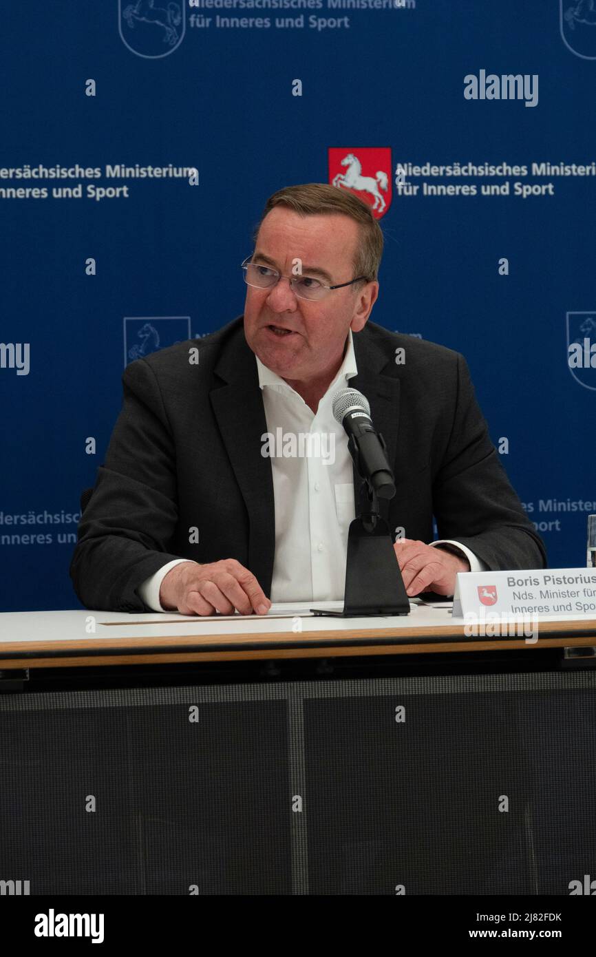 Hannover, Deutschland. 12.. Mai 2022. Der niedersächsische Innenminister Boris Pistorius (SPD) spricht auf einer Pressekonferenz im Innenministerium in Hannover über politisch motivierte Verbrechen. Im vergangenen Jahr gab es insgesamt 5010 Akten, etwa 1400 mehr als ein Jahr zuvor. Kredit: Mia Bucher/dpa/Alamy Live Nachrichten Stockfoto