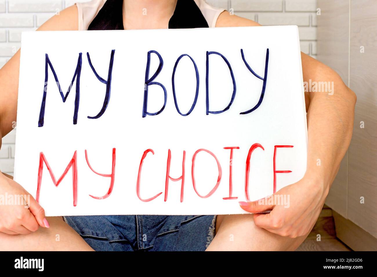 Frau hält ein Plakat mit meinem Körper Text meiner Wahl. Reproduktive Frauen und Pro-Abtreibungsrechte protestieren Konzept. Stockfoto