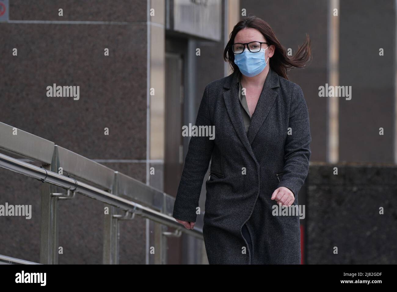 Natalie McGarry bei der Ankunft am Glasgow Sheriff Court. Die Jury hat sich zurückgezogen, um ihr Urteil im Prozess gegen den ehemaligen SNP-Abgeordneten zu prüfen, der beschuldigt wird, mehr als £25.000 von zwei Unabhängigkeitsgruppen unterschlagen zu haben. McGarry, 40, wird beschuldigt, zwischen dem 26. April 2013 und dem 30. November 2015 als Schatzmeisterin von Women for Independence £21.000 unterschlagen zu haben. Die ehemalige Abgeordnete aus Glasgow East wird auch beschuldigt, zwischen dem 9. April 2014 und dem 10. August 2015 £4.661 Personen aufgenommen zu haben, als sie Schatzmeisterin, Sekretärin und Einberufung der Glasgow Regional Association der SNP war. Bilddatum: Donnerstag, 12. Mai 2022. Stockfoto