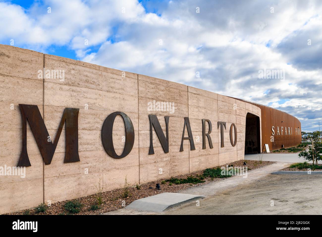 Adelaide, South Australia - 8. Mai 2022: Monarto Safari Park neuer Eingang mit Rostmetall-Design, an einem Tag vom Parkplatz aus gesehen Stockfoto