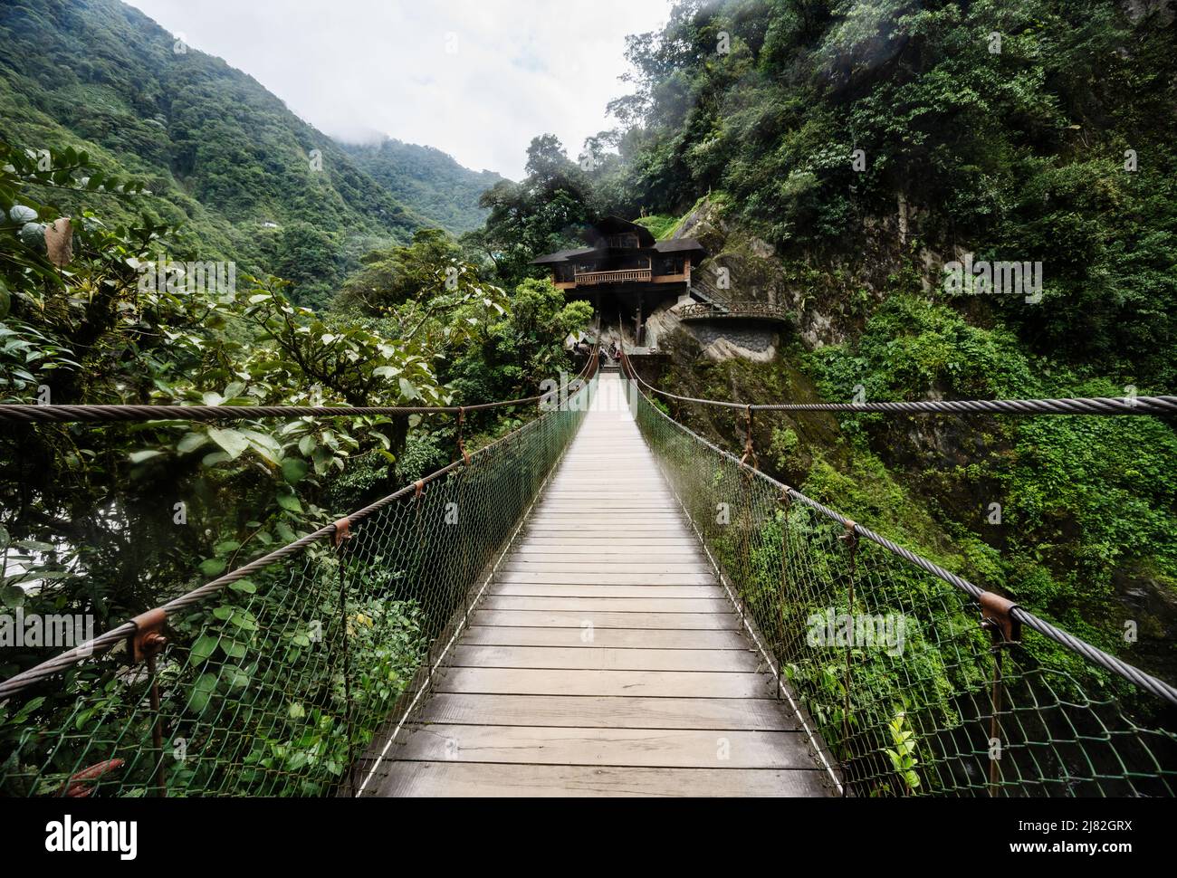 Ziehen Sie eine Brücke über Río Verde auf dem Weg zum Wasserfall Pailon del Diablo, Banos, Ecuador, Südamerika Stockfoto