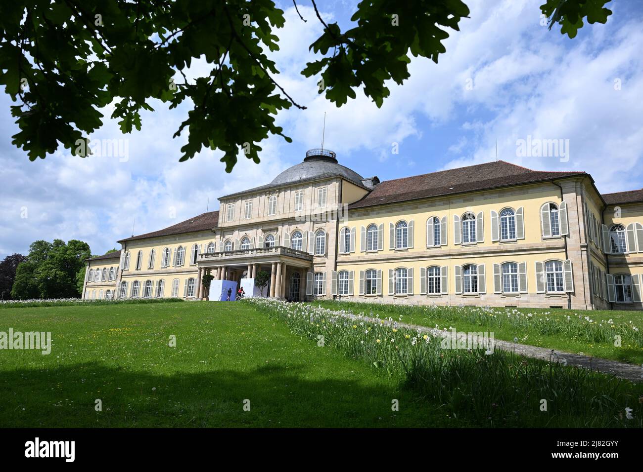 Stuttgart, Deutschland. 12.. Mai 2022. Schloss Hohenheim bei Stuttgart, in dem sich die Universität Hohenheim befindet. Am Freitag, den 13. Mai, treffen sich die G7 Landwirtschaftsminister mit ihren Amtskollegen aus der Ukraine auf Schloss Hohenheim. Quelle: Bernd Weißbrod/dpa/Alamy Live News Stockfoto