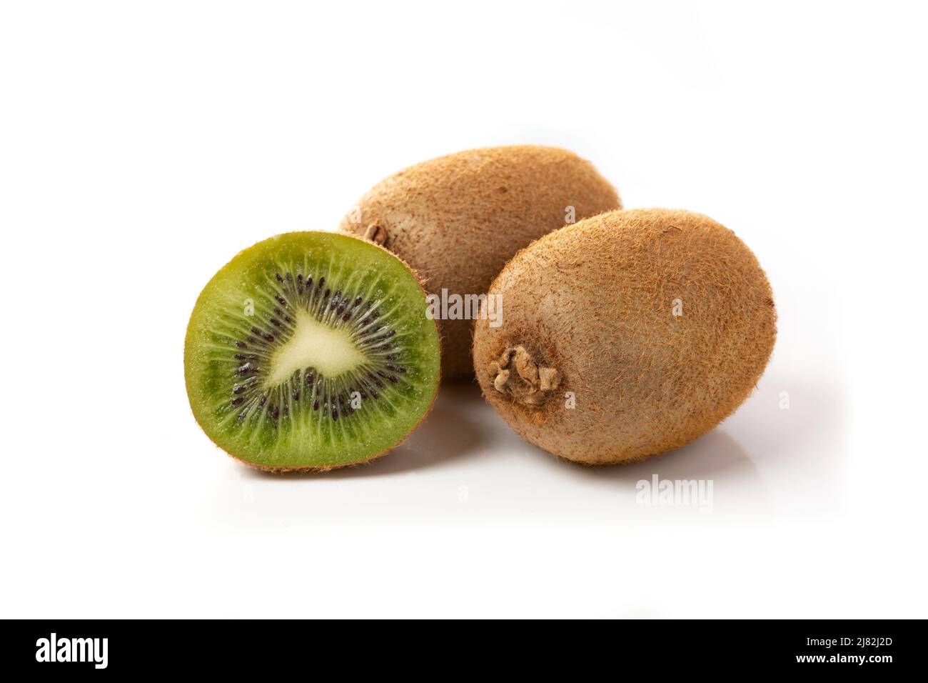 Reife Kiwi-Früchte und halbe Kiwi isoliert auf weißem Hintergrund Stockfoto