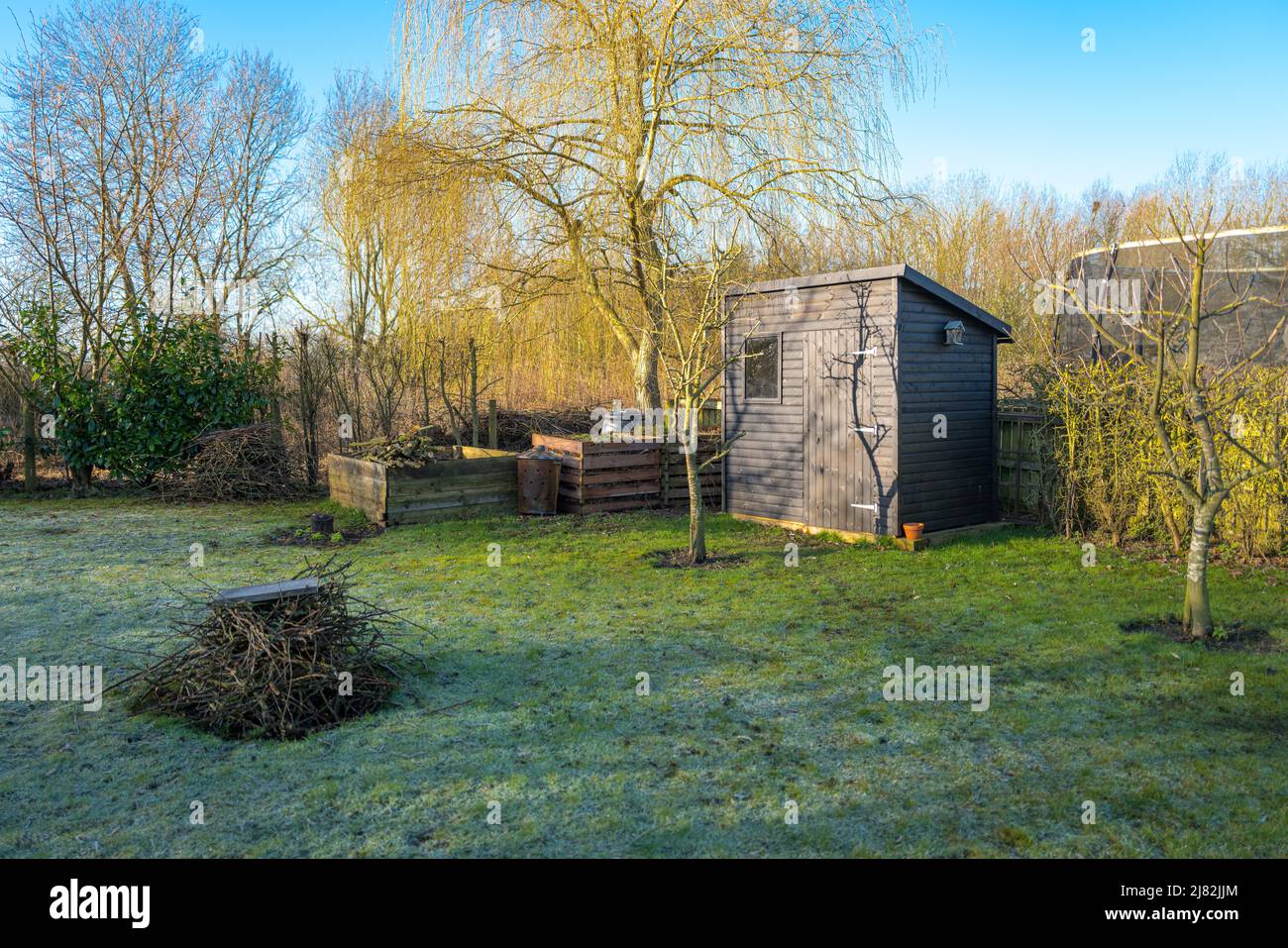 Gartenschuppen und Kompostbehälter an einem frostigen Morgen Stockfoto