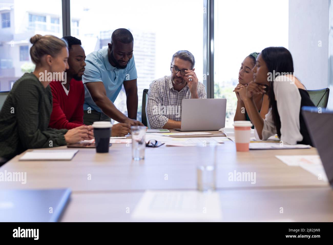 Multirassische Geschäftsleute und Geschäftsfrauen diskutieren während der Sitzung im Sitzungssaal im Büro über die Strategie Stockfoto