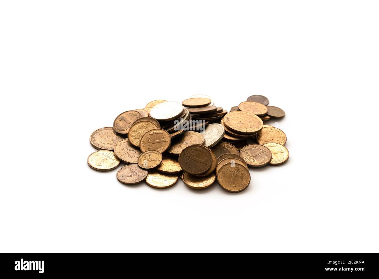 Ein kleiner Haufen russischer Rubel-Münzen, isoliert auf weißem Hintergrund. Das Konzept des Fallens, der Schulden, der Armut. Stockfoto