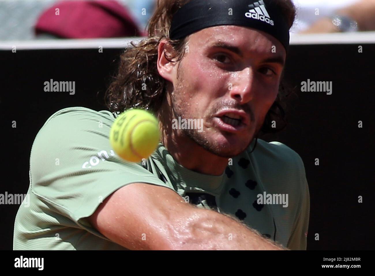 Rom, Italien. 12.. Mai 2022. ROM, ITALIEN - 12.05.2022: K.KHACHANOV (RUS) spielt gegen S.TSITSIPAS (GRIECHISCH) während ihres Einzelspieles im Internazionali BNL D'Italia am Foro Italico in Rom, Italien, am 12. Mai 2022. Kredit: Unabhängige Fotoagentur/Alamy Live Nachrichten Stockfoto