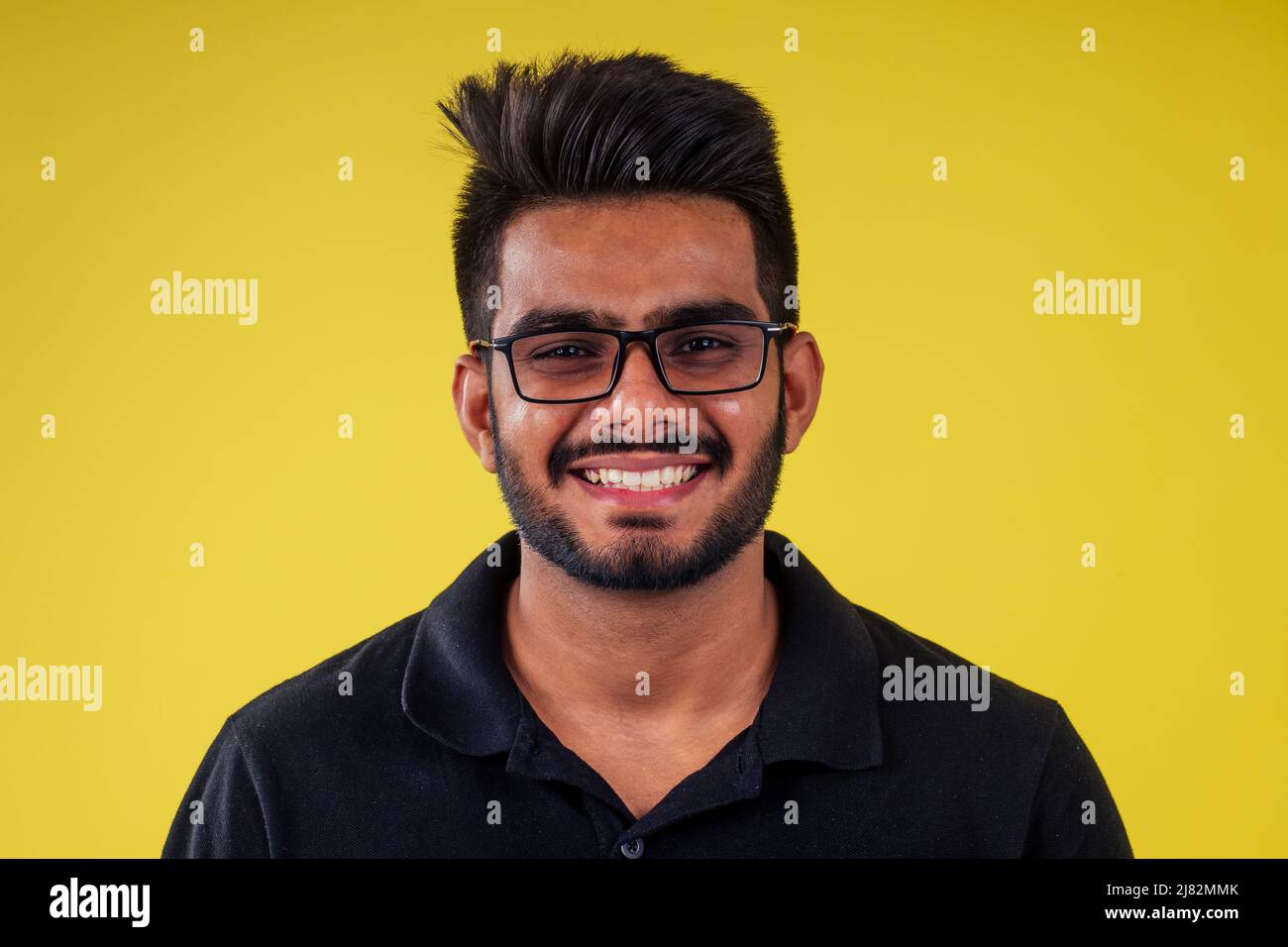 Porträt eines gutaussehenden beiläufigen indischen Mannes lächelnd, Kopierer Platz an der Seite. fase id Konzept Stockfoto