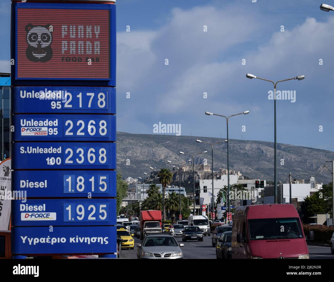 Athen, Griechenland, 10. Mai 2022. Die Benzinpreise beginnen bei 2,17 Euro pro Liter, wie an der Preistafel einer Tankstelle im Zentrum der griechischen Hauptstadt zu sehen ist. Die jährliche Verbraucherinflation Griechenlands stieg im April auf 10,2 %, die höchste seit 28 Jahren, als Folge der steigenden Kosten für Energie, Wohnen, Transport und Lebensmittel. Quelle: Dimitris Aspiotis / Alamy Stockfoto