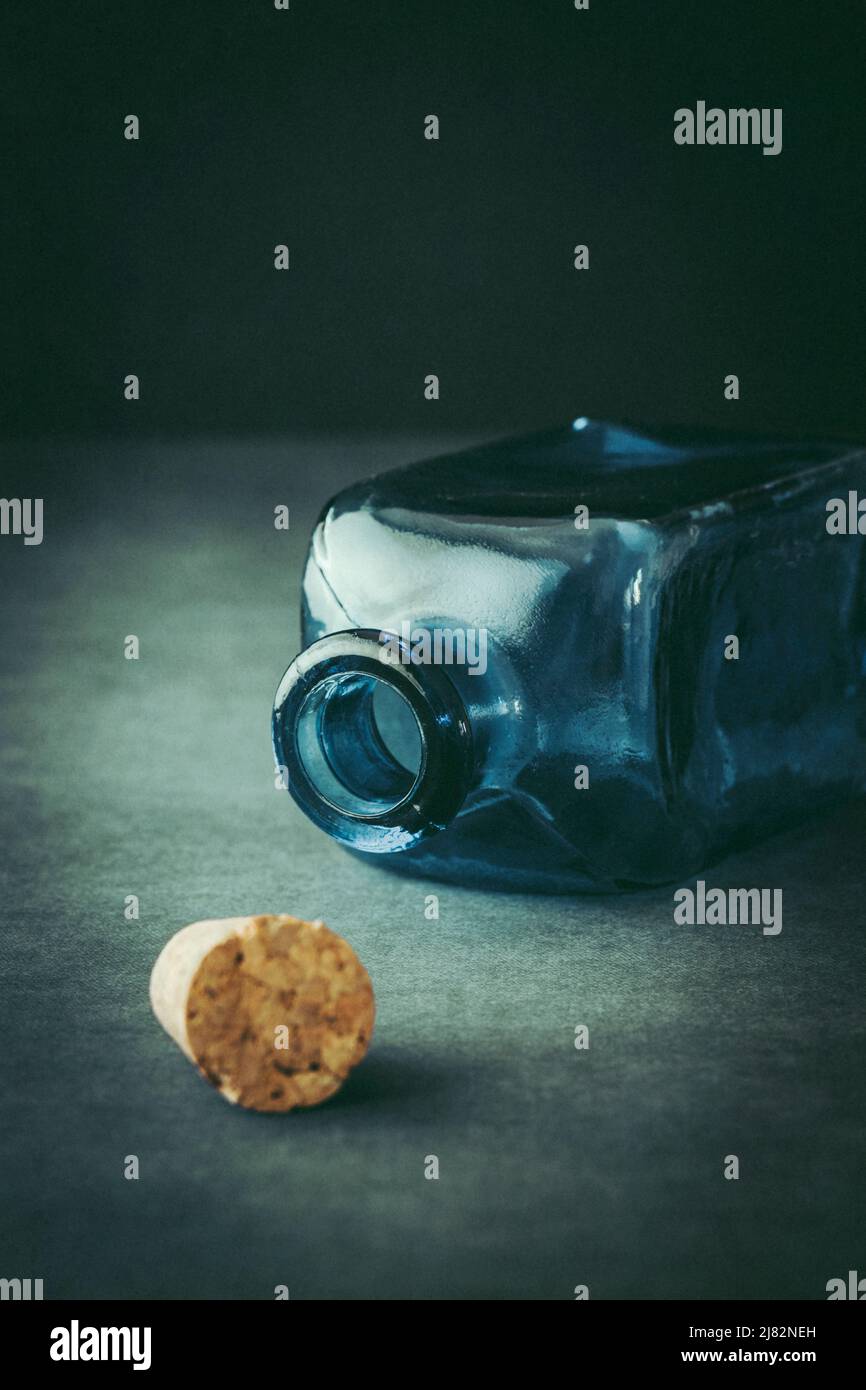 Kleine leere Glasflasche aus nächster Nähe Stockfoto