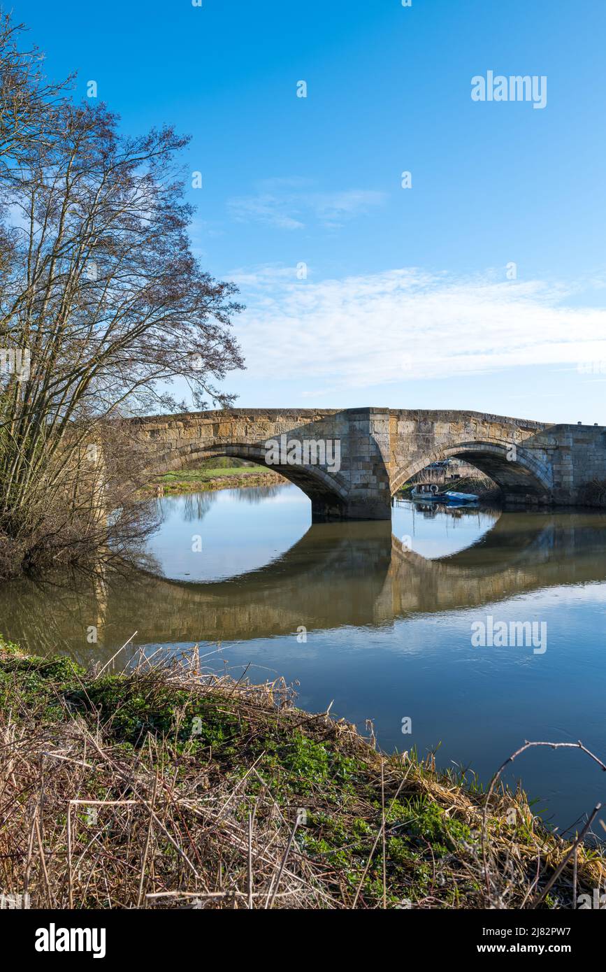 Alte Steinbrücke zwischen Elvington und Sutton upon Derwent in der Nähe von York, England Stockfoto