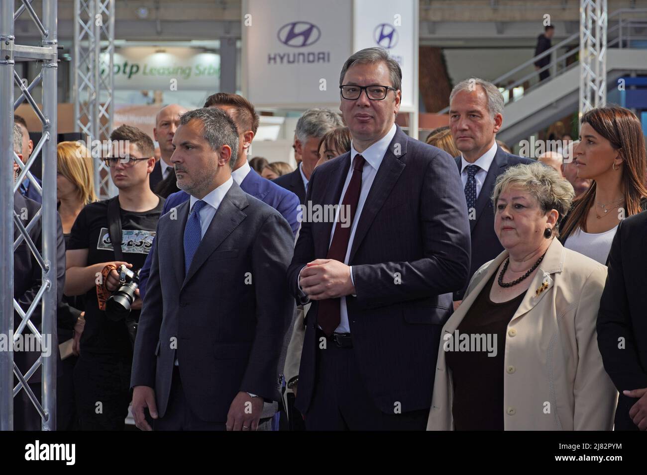 Belgrad, Serbien. 12.. Mai 2022. Der serbische Präsident Aleksandar Vucic (C) nimmt an der Eröffnung der Belgrader Auto- und Motorradmesse 7. in Belgrad, Serbien, am 12. Mai 2022 Teil. Nach einer Pause, die durch die COVID-19-Pandemie ausgelöst wurde, wurde am Donnerstag in Belgrad eine zweijährige Auto- und Motorradmesse eröffnet, die einen Einblick in neue Modelle elektrischer und ökologisch fortschrittlicher Fahrzeuge gewährt. Quelle: Nemanja Cabric/Xinhua/Alamy Live News Stockfoto