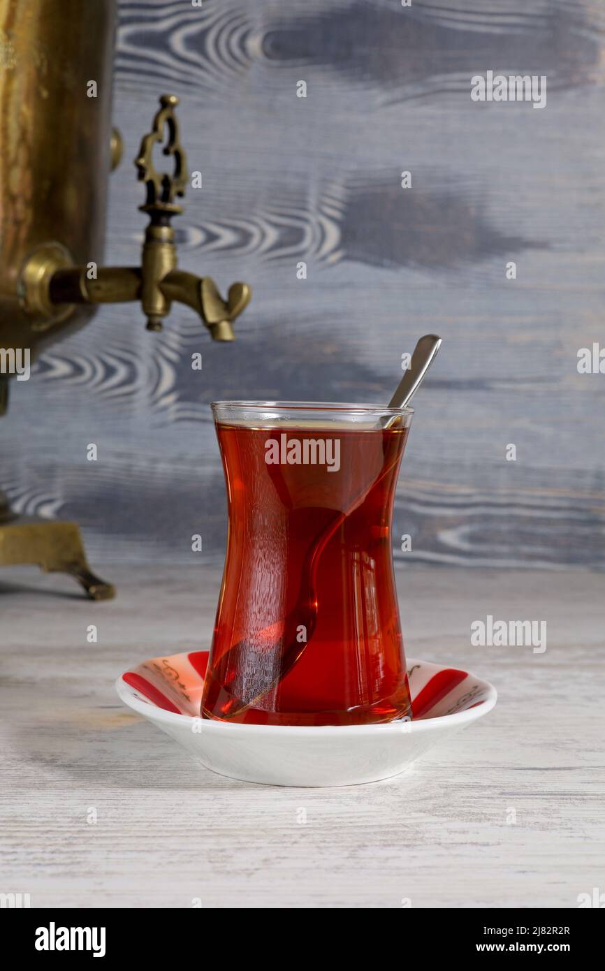 Ein Glas türkischer Tee und ein Samowar auf dem Tisch Stockfoto