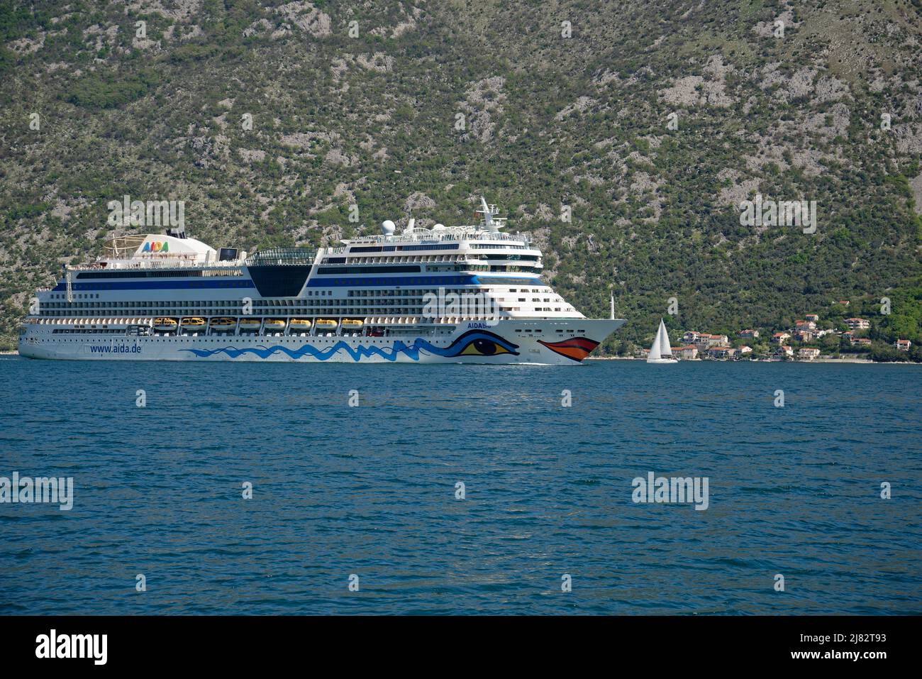 Das Schiff Aida Blu in der Bucht von Kotor, Montenegro. Ein deutsches Kreuzfahrtschiff. Stockfoto