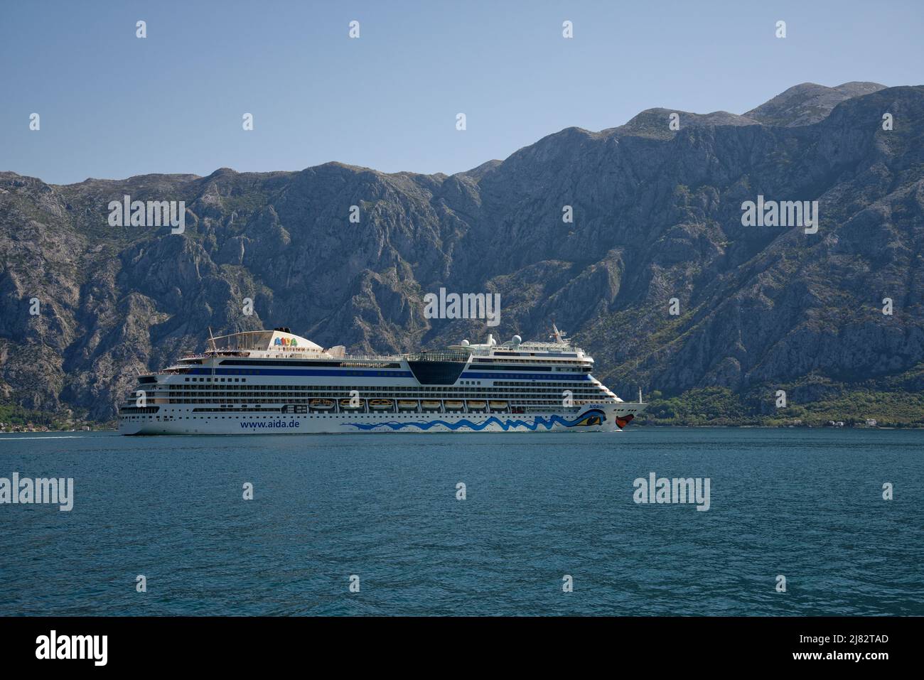Das Schiff Aida Blu in der Bucht von Kotor, Montenegro. Ein deutsches Kreuzfahrtschiff. Stockfoto