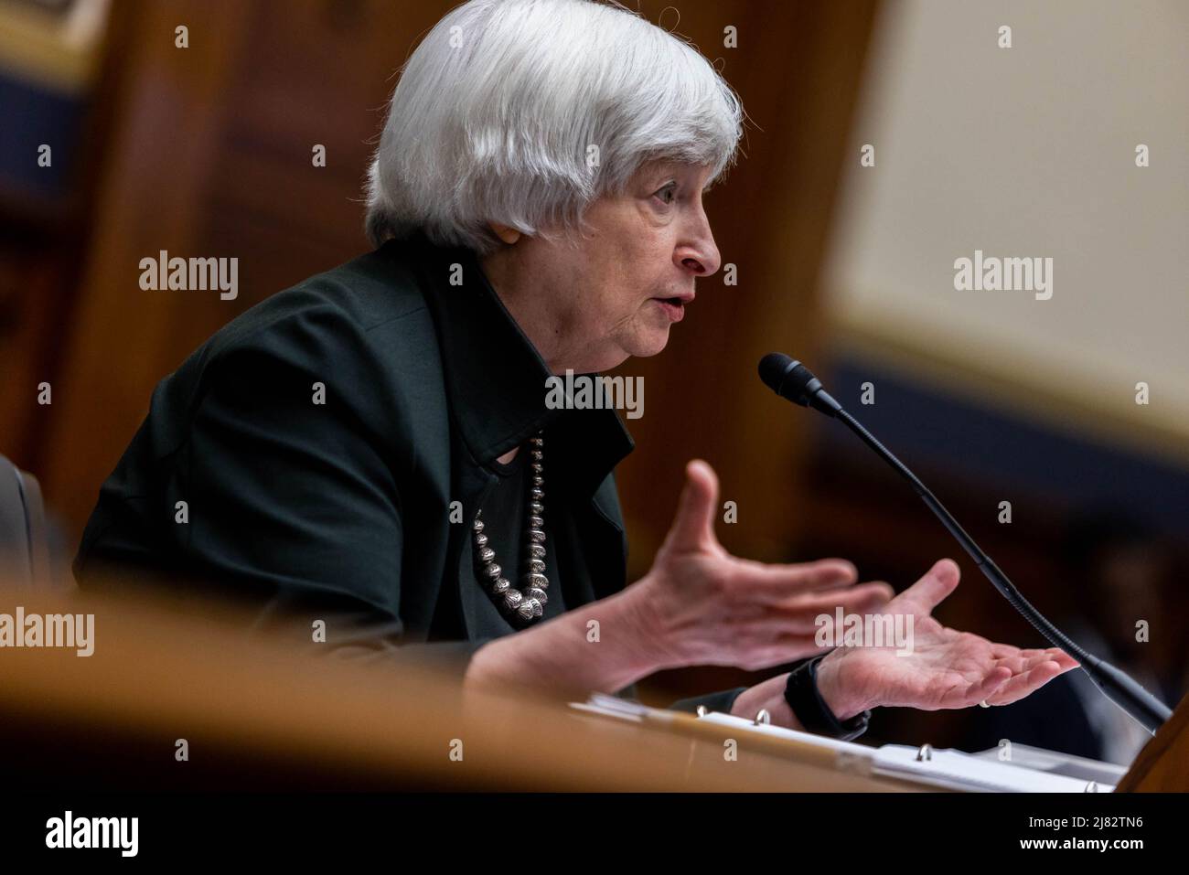 Washington, Usa. 12.. Mai 2022. Finanzministerin Janet Yellen bezeugte während einer Anhörung des Finanzdienstleistungsausschusses des Repräsentantenhauses zum Jahresbericht des Finanzstabilitätsaufsichtsrats am Donnerstag, dem 12. Mai 2022, im US-Kapitol in Washington, DC. Foto von Graeme Jennings/UPI Credit: UPI/Alamy Live News Stockfoto