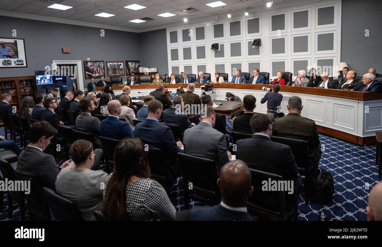 Washington, Usa. 11.. Mai 2022. Der US-Präsident des Joint Chiefs, General Mark Milley, Verteidigungsminister Lloyd Austin, Und unter Verteidigungsminister und Finanzchef Mike McCord, bezeugen vor dem Haushaltsausschuss des Repräsentantenhauses, Unterausschuss für Verteidigung, Anhörung im Bürogebäude des Rayburn House auf dem Capitol Hill, 11. Mai 2022 in Washington, DC Credit: MC2 Zachary Wheeler/DOD Photo/Alamy Live News Stockfoto