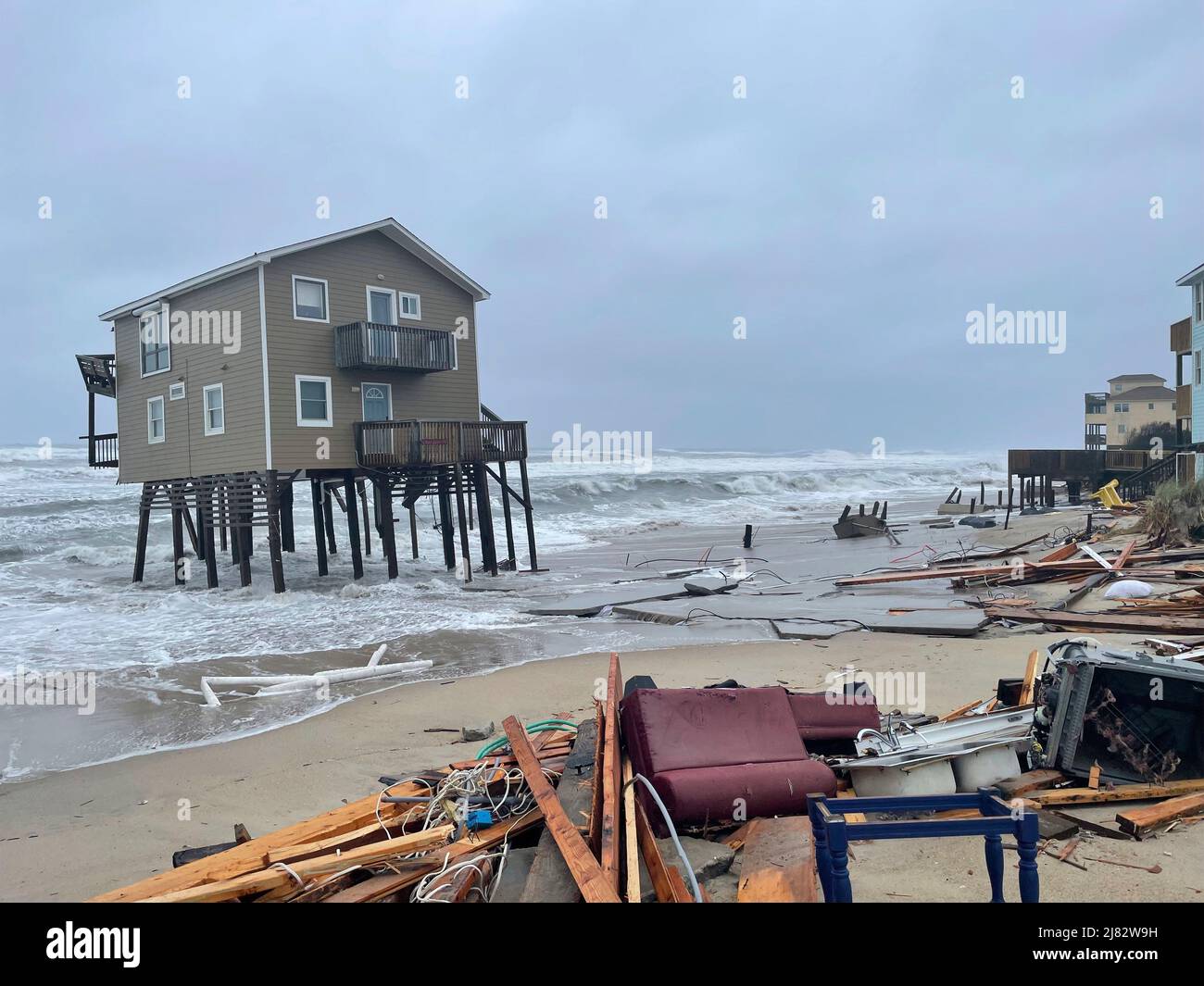 Rodanthe, Vereinigte Staaten Von Amerika. 10.. Mai 2022. Rodanthe, Vereinigte Staaten von Amerika. 10. Mai 2022. Ein Haus am Meer am Rande des Zusammenbruchs nach steigenden Gezeiten verzehrte das Land um es herum auf dem Ocean Drive an den North Carolina Outer Banks, 10. Mai 2022 in Rodanthe, North Carolina. Zwei Häuser sind in Trümmer eingestürzt, und mehrere andere sind stark von Erosion und starken Gezeiten bedroht. Quelle: NPS/National Park Service/Alamy Live News Stockfoto