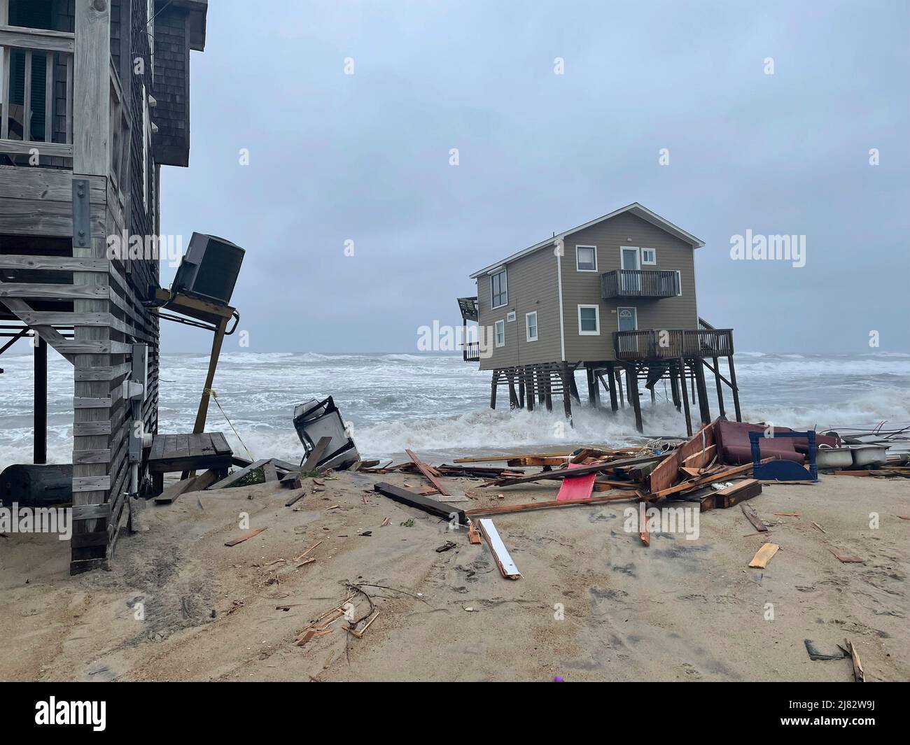 Rodanthe, Vereinigte Staaten Von Amerika. 10.. Mai 2022. Rodanthe, Vereinigte Staaten von Amerika. 10. Mai 2022. Ein Haus am Meer am Rande des Zusammenbruchs nach steigenden Gezeiten verzehrte das Land um es herum auf dem Ocean Drive an den North Carolina Outer Banks, 10. Mai 2022 in Rodanthe, North Carolina. Zwei Häuser sind in Trümmer eingestürzt, und mehrere andere sind stark von Erosion und starken Gezeiten bedroht. Quelle: NPS/National Park Service/Alamy Live News Stockfoto