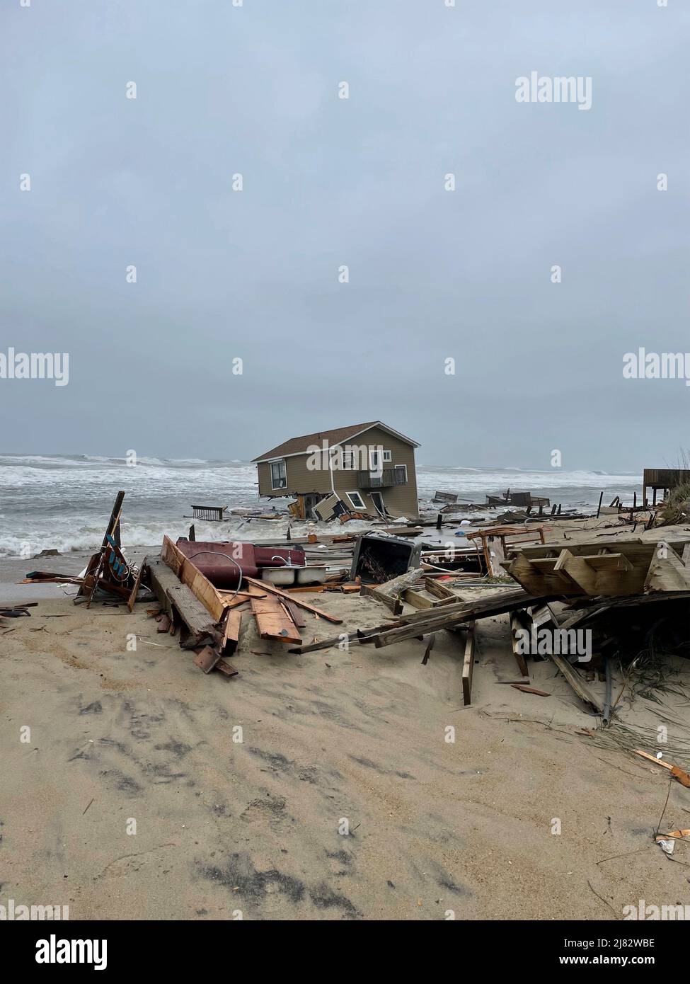 Rodanthe, Vereinigte Staaten Von Amerika. 10.. Mai 2022. Rodanthe, Vereinigte Staaten von Amerika. 10. Mai 2022. Auf dem Gelände von zwei Häusern am Meer, die durch die Erosion des Strandes und die steigenden Meere entlang des Ocean Drive an den äußeren Ufern von North Carolina zusammenbrachen, sind nur noch Trümmer vorhanden, 10. Mai 2022 in Rodanthe, North Carolina. Quelle: NPS/National Park Service/Alamy Live News Stockfoto