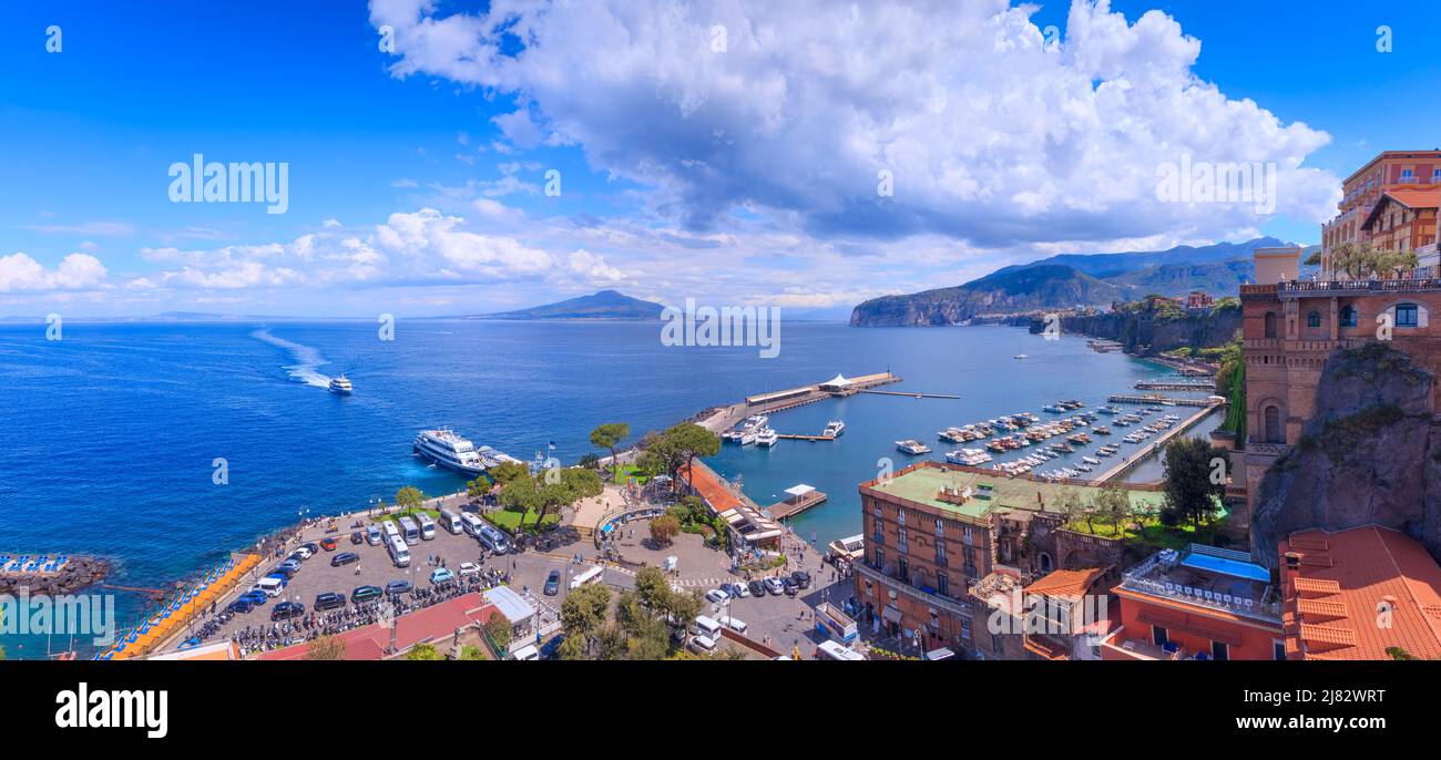 Panoramablick auf die Küste von Sorrent in Kampanien, Süditalien. Stadtbild mit Hafen: Vesuv im Hintergrund. Stockfoto