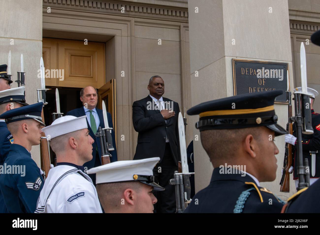 Arlington, Vereinigte Staaten Von Amerika. 11.. Mai 2022. Arlington, Vereinigte Staaten von Amerika. 11. Mai 2022. Der US-Verteidigungsminister Lloyd J. Austin III steht mit dem britischen Verteidigungsminister Ben Wallace, links, für das Spielen nationaler Hymnen während der Ankunftszeremonie im Pentagon am 11. Mai 2022 in Arlington, Virginia, zusammen. Kredit: MC2 James K Lee/DOD/Alamy Live Nachrichten Stockfoto