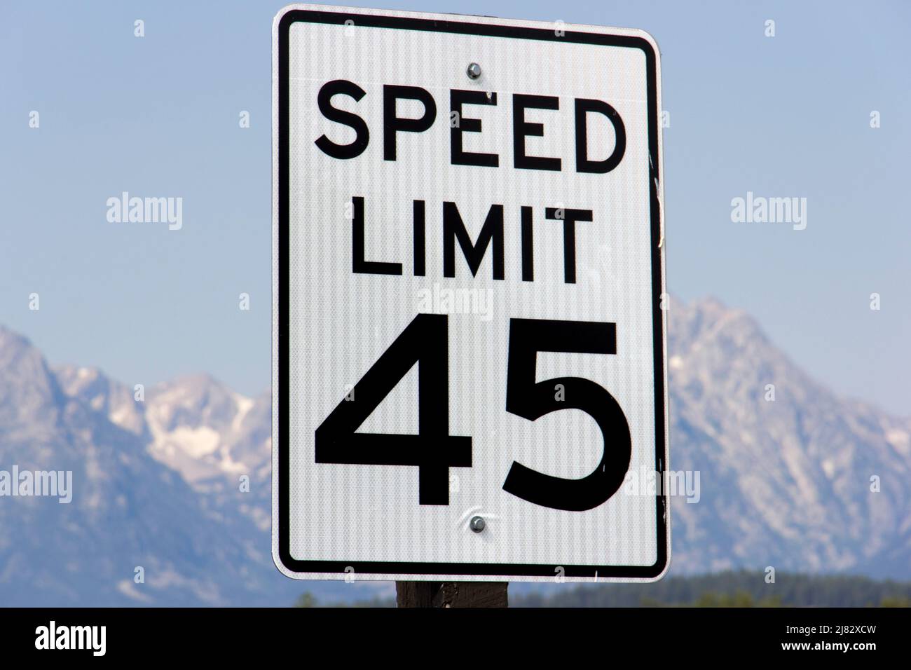 Verkehrsschild aus den Vereinigten Staaten mit Geschwindigkeitsbegrenzung 45. Geschwindigkeitsbegrenzungsschild vor den Bergen des Nationalparks Great Teton. Stockfoto