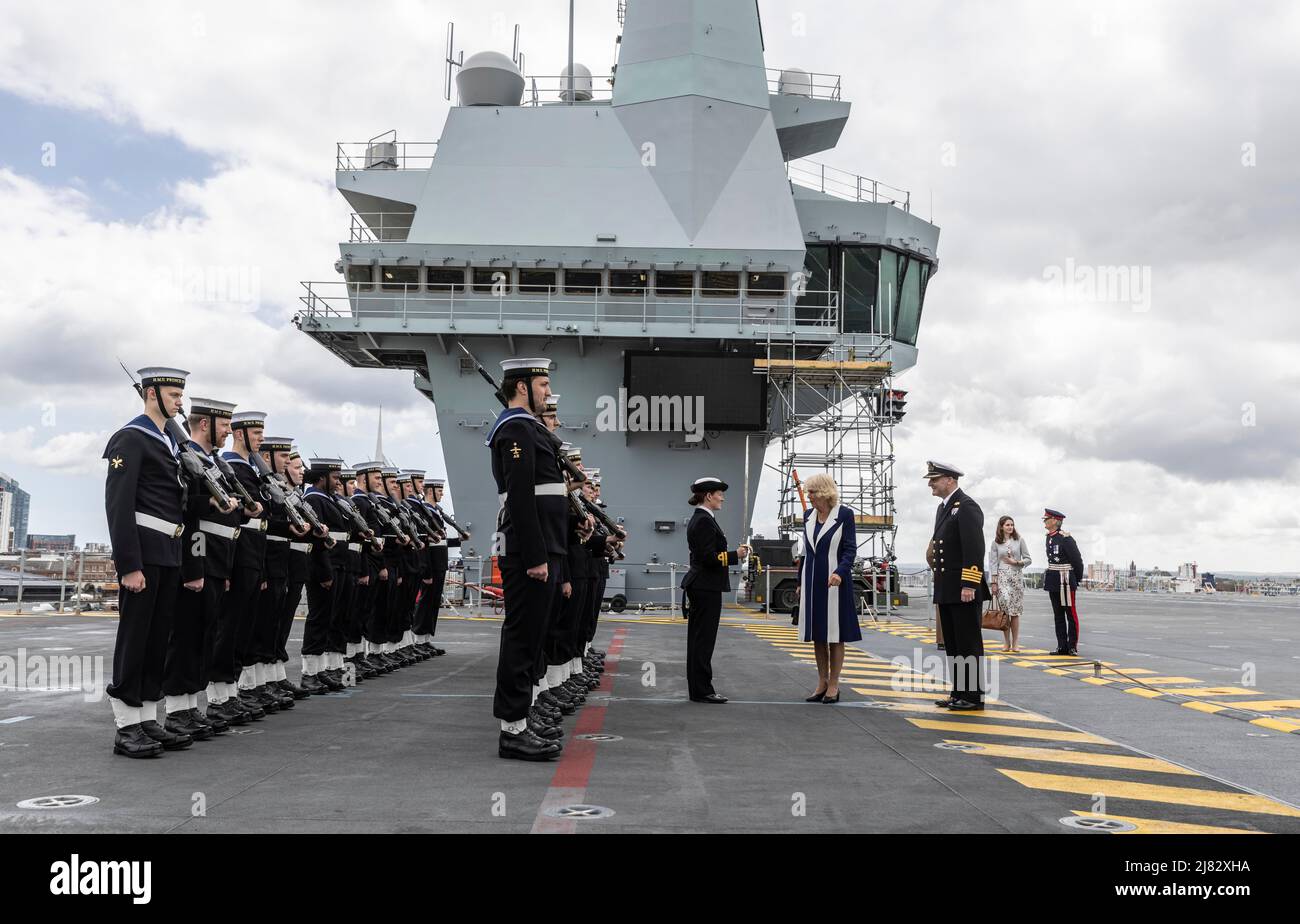Die Herzogin von Cornwall wird von einer Ehrenwache begrüßt, als sie zu einem Besuch bei HMS Prince of Wales auf dem Marinestützpunkt Ihrer Majestät in Portsmouth ankommt, bevor der Flugzeugträger als Flaggschiff der NATO Response Force Task Group ins Mittelmeer einreist. Bilddatum: Donnerstag, 12. Mai 2022. Stockfoto