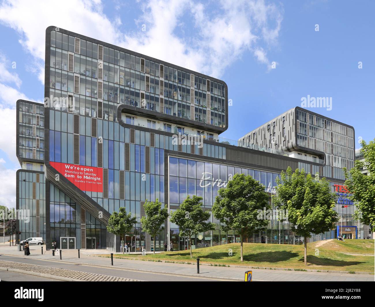 Tesco Extra Superstore-Entwicklung auf dem General Gordon Square in Woolwich, Südost-London, Großbritannien. Gewann eine Auszeichnung als Britains Ugliest Building im Jahr 2014 Stockfoto