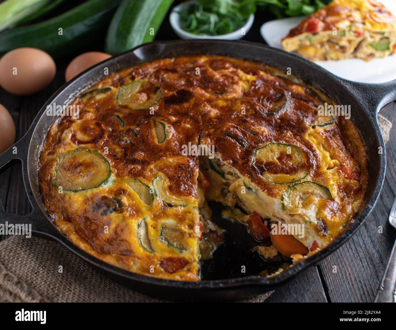 Frittata mit mediterranem Gemüse in einer gusseisernen Pfanne Stockfoto
